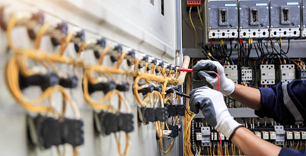 Professional Electrician technician working in Duluth, WA